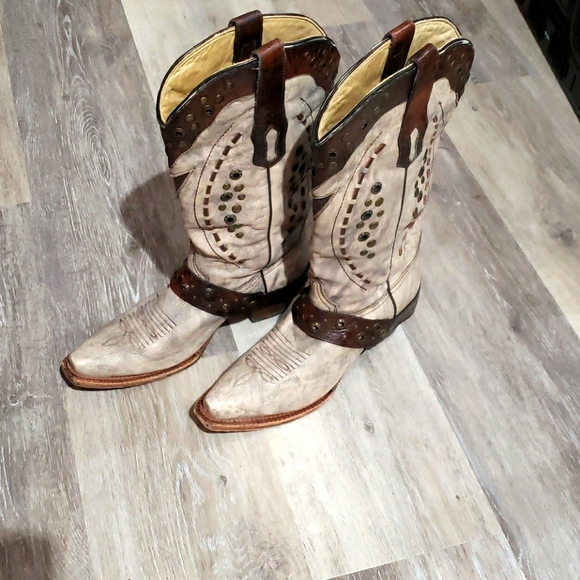 Corral Shoes - CORRAL VINTAGE DISTRESSED BOOTS 👢 SIZE 8M